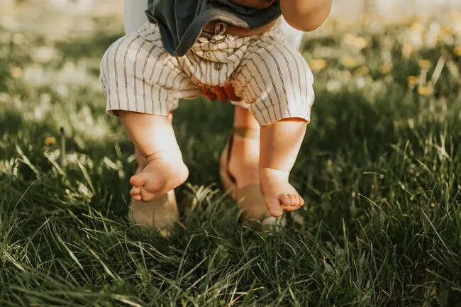 babys barfuß - Ist es gut wenn Kinder Barfußlaufen