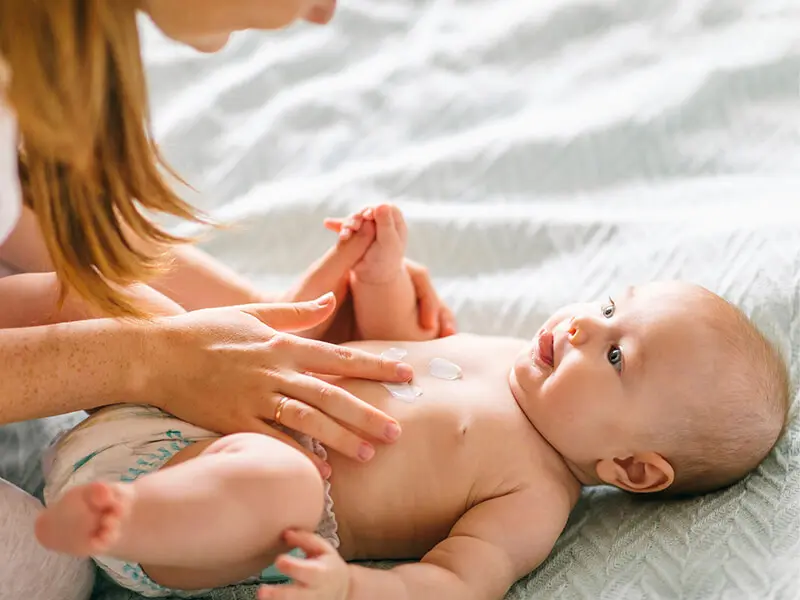 babyhaut pflegen - Soll man Babys immer eincremen