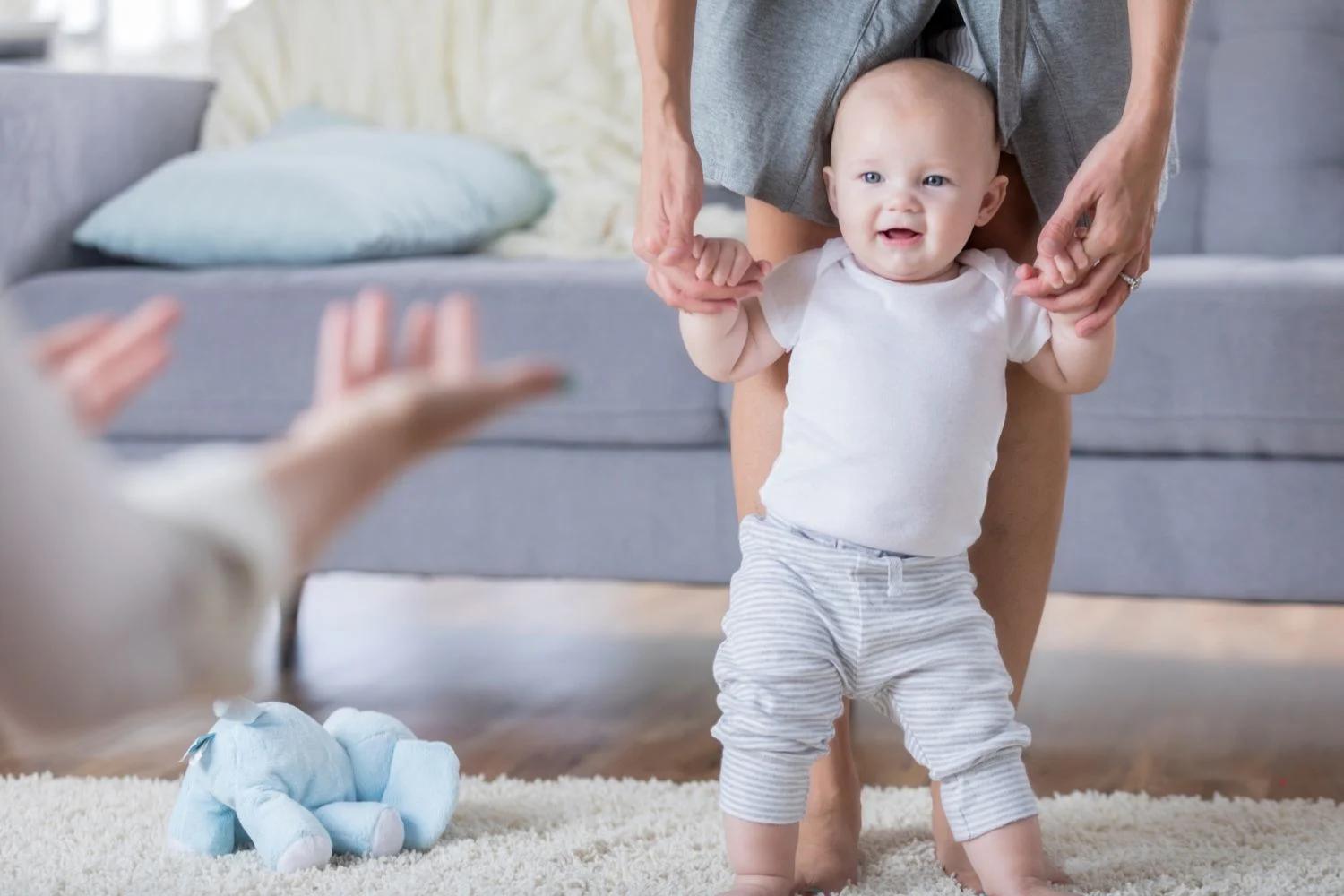 ab wann laufen babys - Soll man mit Baby Laufen üben