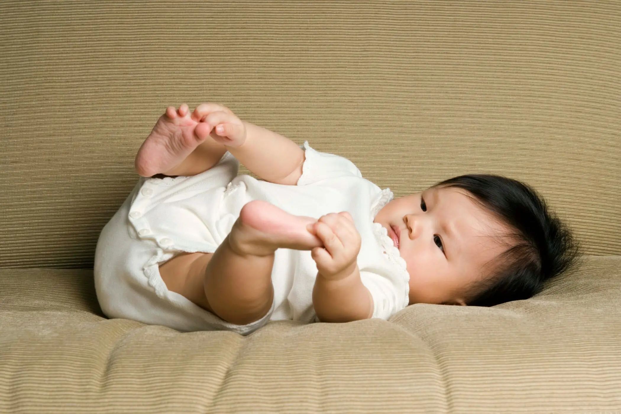 baby zehen einkrallen - Wann greift ein Baby seine Füße