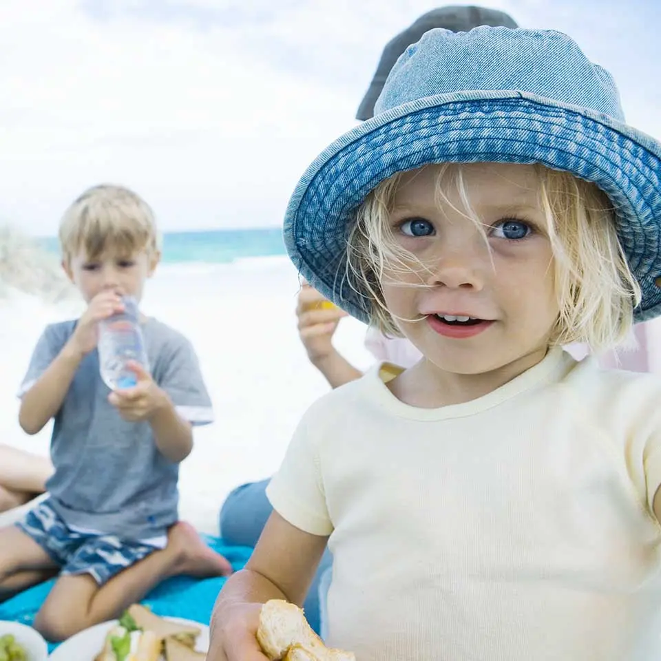 Sonnenstich beim Kind: Was tun, wenn Ihr Kind schläft? - Wann ins Krankenhaus bei Sonnenstich Kinder sonnenstich kind schläft - Wann ins Krankenhaus bei Sonnenstich Kinder
