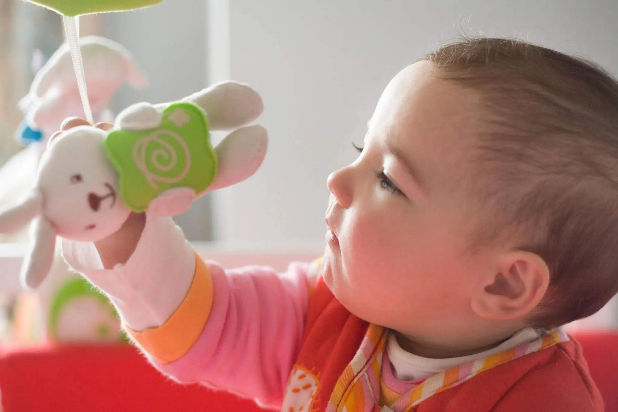baby greifen - Wann sollte ein Baby greifen können