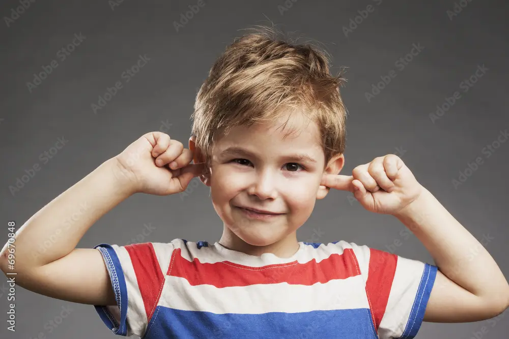 kind hält sich die ohren zu - Warum hält Baby sich Ohren zu