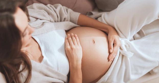 Lotusgeburt: Was ist das und welche Vor- und Nachteile gibt es? - Warum lässt man die Nabelschnur Auspulsieren lotus geburt - Warum lässt man die Nabelschnur Auspulsieren