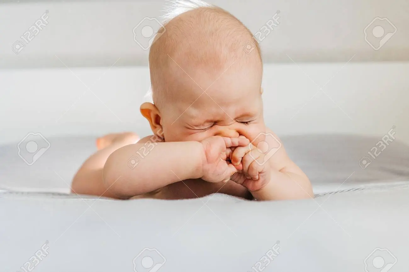 baby reibt sich die nase - Warum reibt sich mein Baby immer die Augen