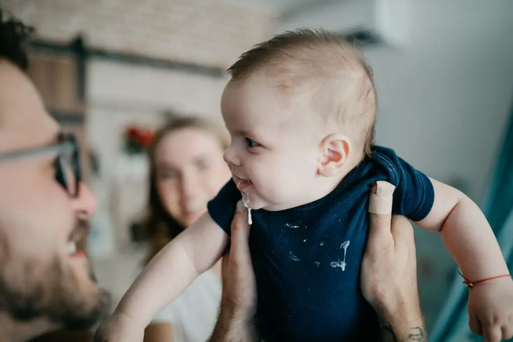 baby spuckt nach jeder mahlzeit - Warum spuckt mein Baby das Essen aus