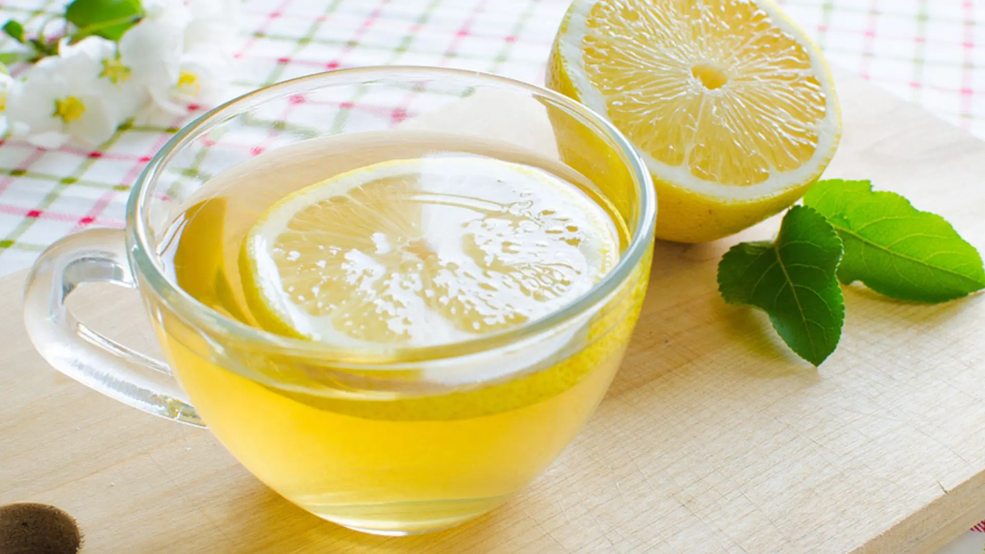 Wasser mit Zitrone in der Schwangerschaft: Vorteile, Risiken und Tipps - Was bewirkt Wasser mit Zitrone trinken wasser mit zitrone schwangerschaft - Was bewirkt Wasser mit Zitrone trinken