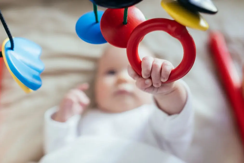 ab wann spielzeug baby - Was braucht ein Neugeborenes zum Spielen