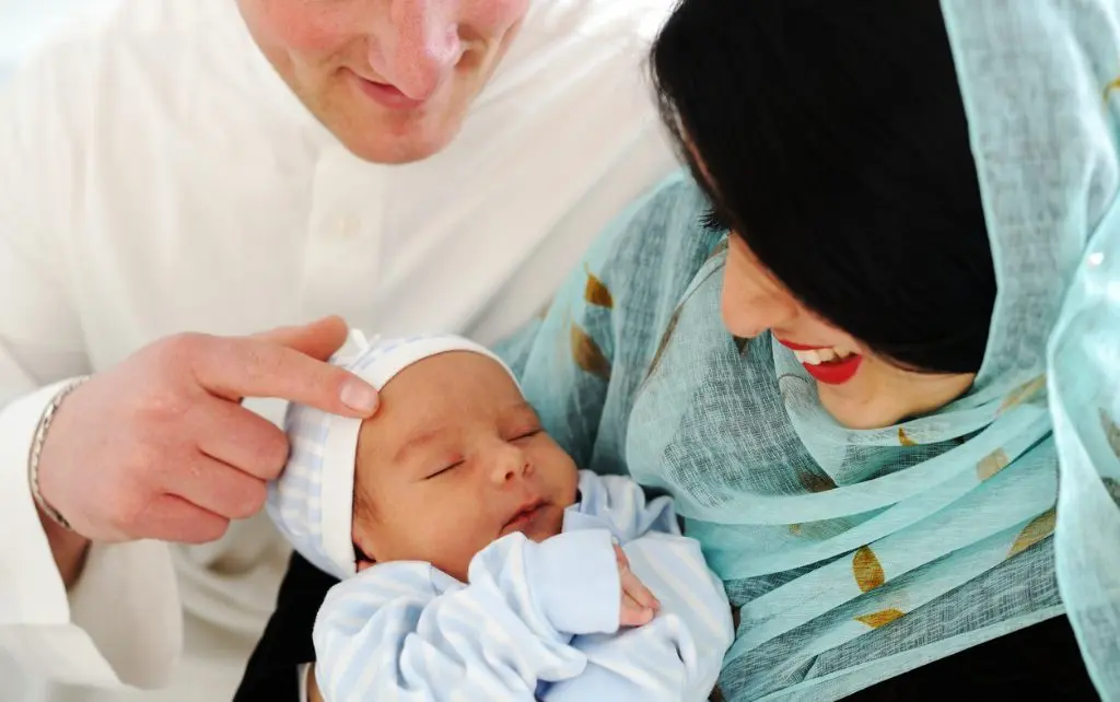 geburt eines kindes im islam - Was flüstert man einem Neugeborenen ins Ohr Islam