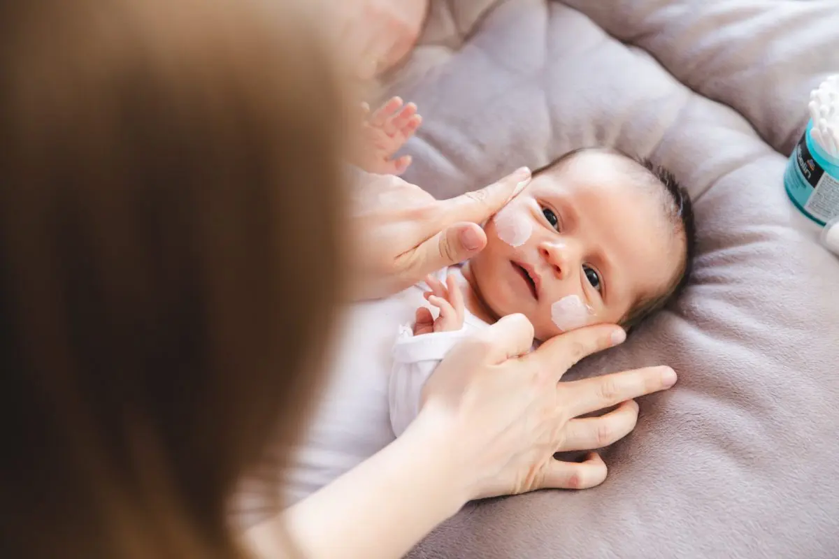 babyhaut pflegen - Was ist am besten für Babyhaut