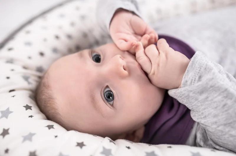 Baby Starrt, Keine Reaktion: Was Bedeutet Das? - Was ist auffälliges Verhalten bei Babys baby starrer blick keine reaktion - Was ist auffälliges Verhalten bei Babys