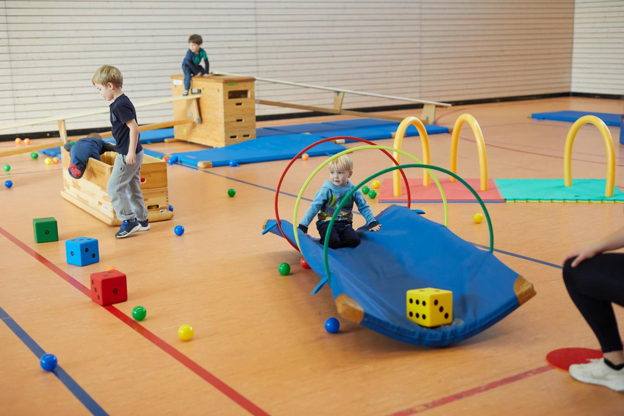 kinderturnen ideen ohne geräte - Was kann man im Turnen machen