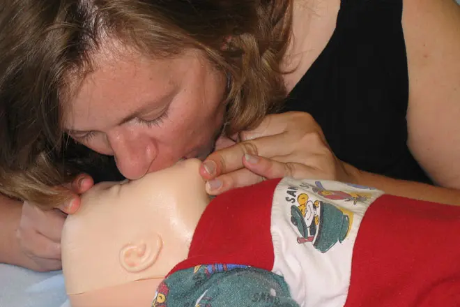 Atemtechnik bei der Geburt: So erleichtern Sie die Wehen - Was macht man wenn das Kind nach der Geburt nicht atmet atmung geburt - Was macht man wenn das Kind nach der Geburt nicht atmet