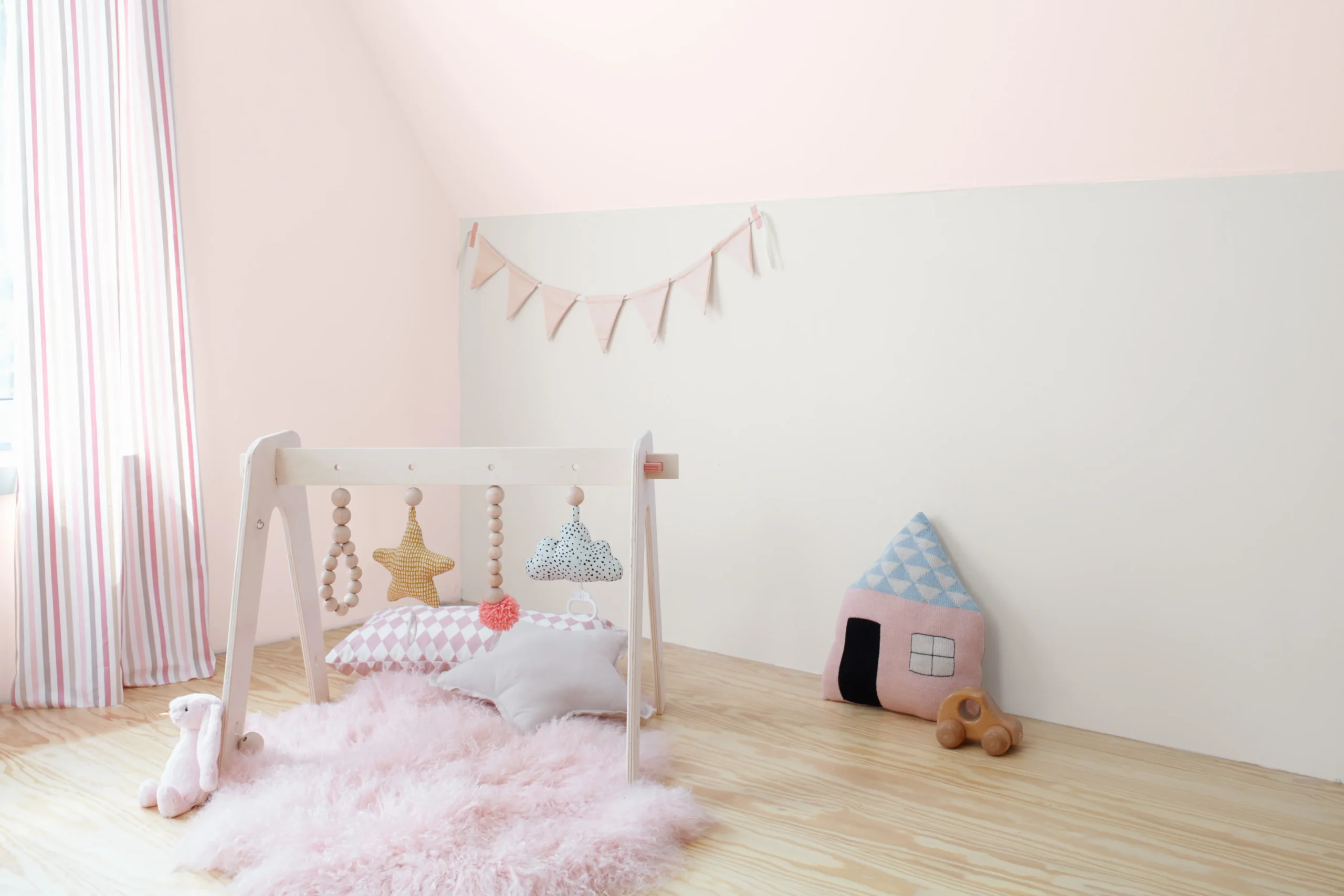 babyzimmer beige rosa - Welche Farbe für Baby Mädchen