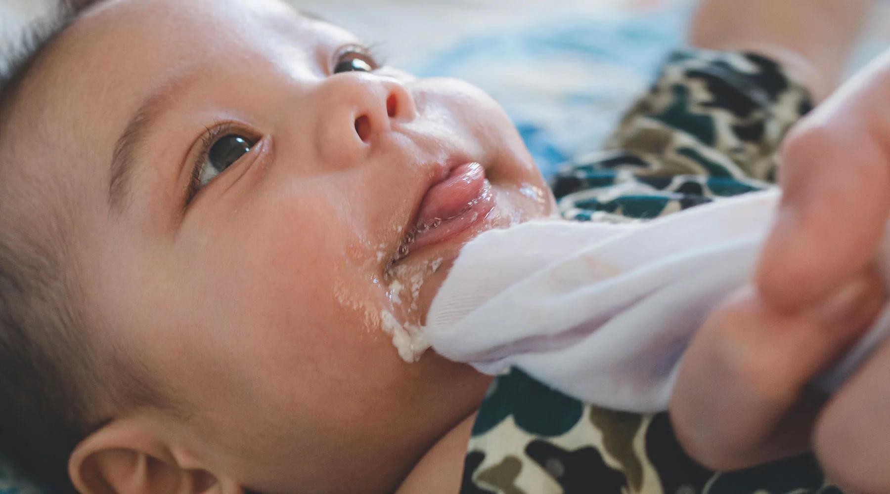 reflux kleinkind - Wie erkenne ich Sodbrennen beim Kleinkind