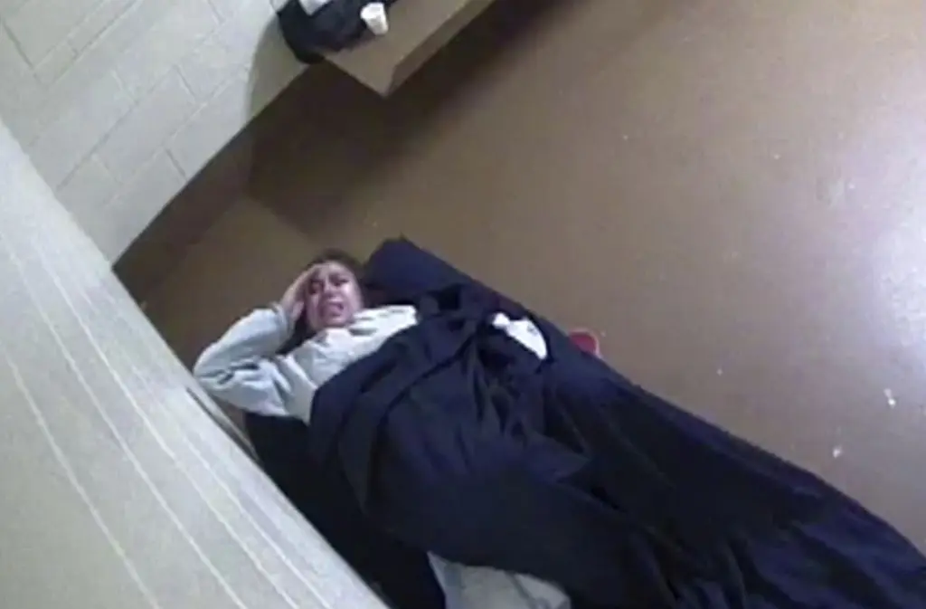 geburt im gefängnis - Wie geht es im Frauengefängnis zu