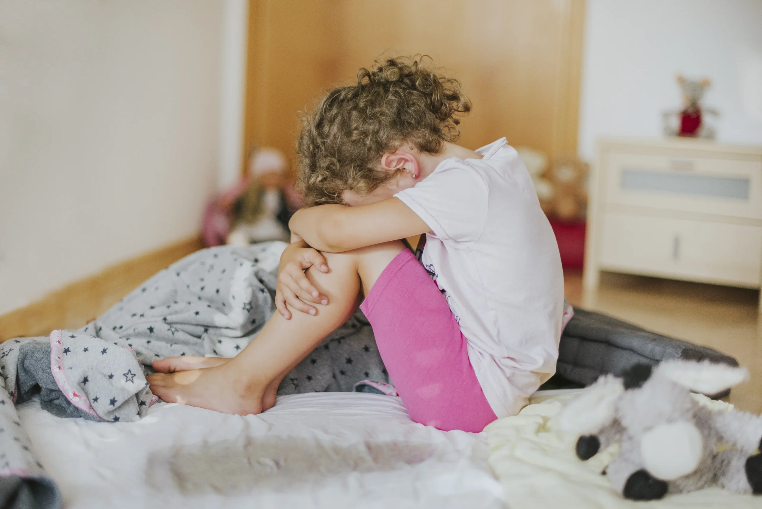 bettnässen bei schulkindern ursachen - Wie lange ist Bettnässen bei Kindern normal