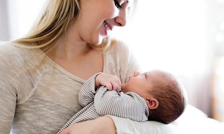 babys kopf halten - Wie lange muss man den Kopf des Babys stützen