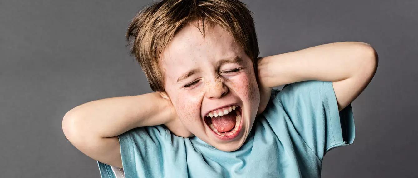 kind hält sich die ohren zu - Wie merke ich ob mein Kind Ohrenschmerzen hat