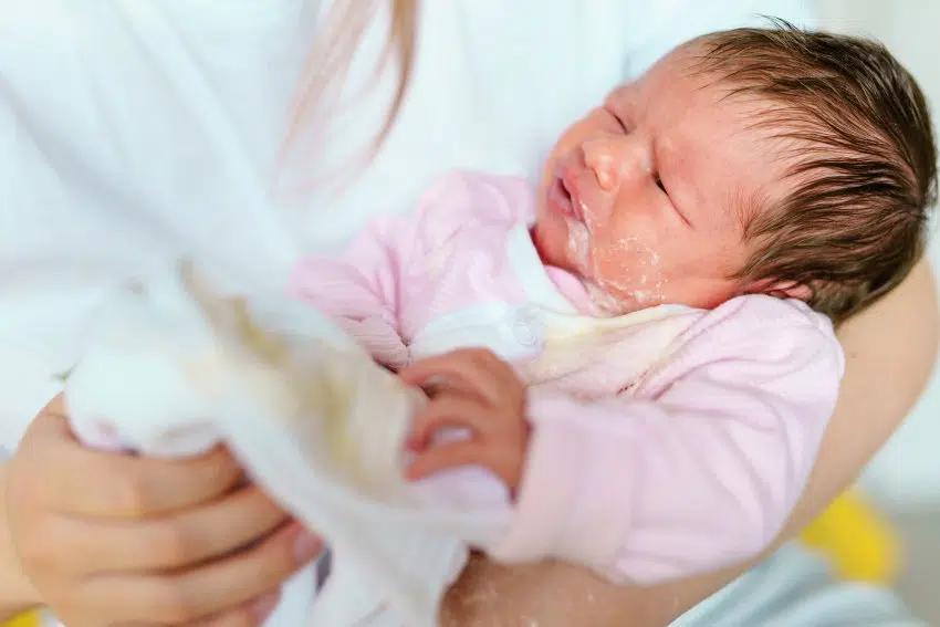 baby hustet nach stillen - Wie verhindere ich das Baby Luft schluckt beim Stillen