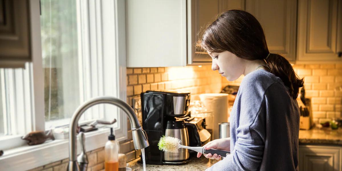 aufgaben kinder haushalt - Wie viel muss ein Kind im Haushalt helfen